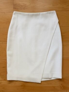 White House Black Market~White Asymmetrical Pencil Skirt~Size 00 Side Slit Chic